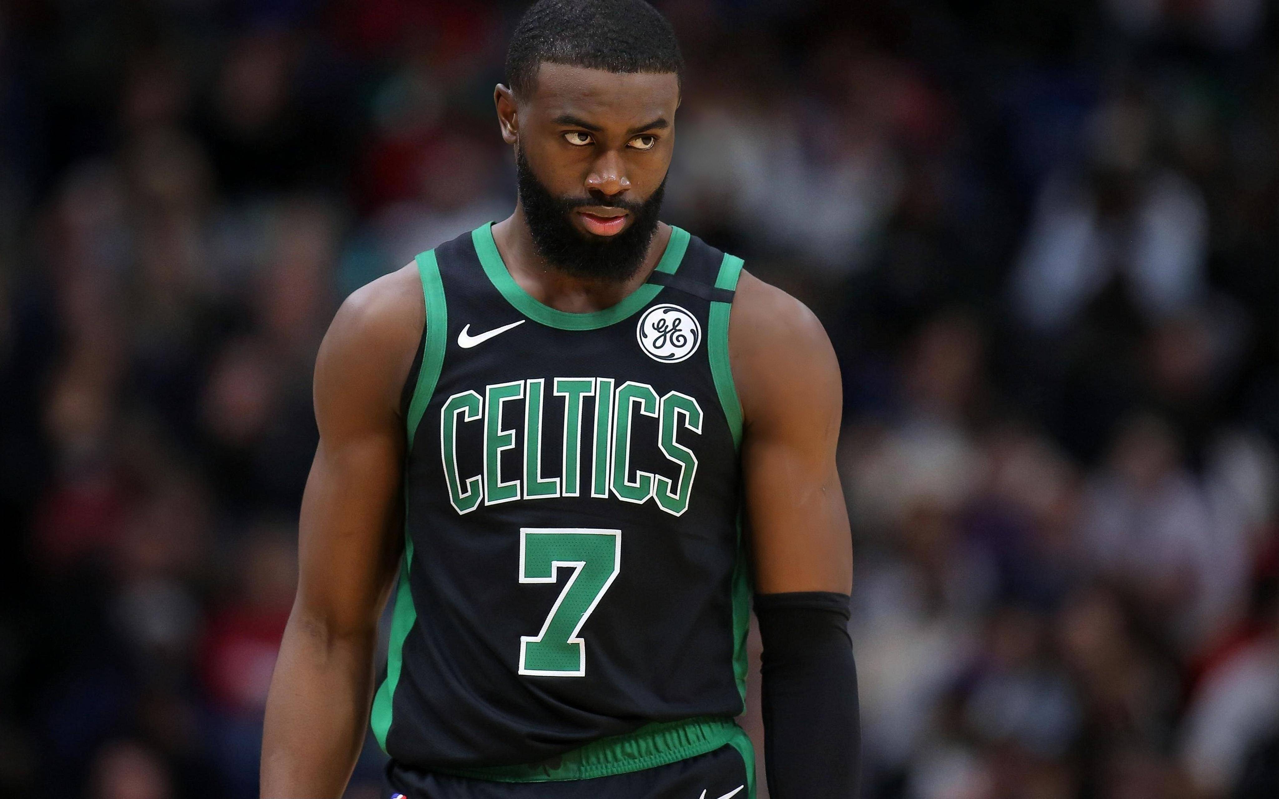 凯尔特人球星三分绝杀，全场观众热烈欢呼，个人联系社会具有.