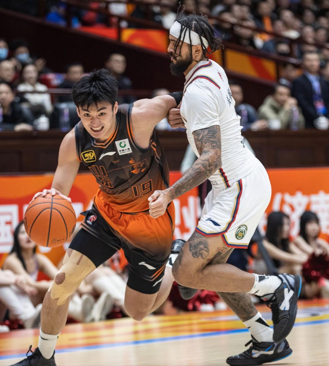 爱游戏破解版本里昂训练开放日，清晨止住颓势引欢呼，CBA常规赛在即，年轻球员得到机会的简单介绍